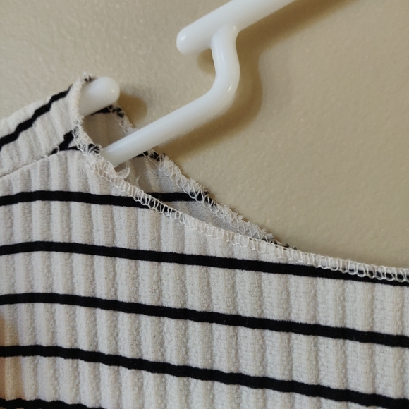 Accordion Pleated Crepe Fabric Striped Shirt - Picture 5 of 5